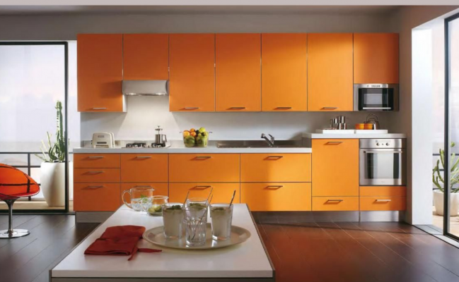 Прямая кухня с оранжевыми фасадами
