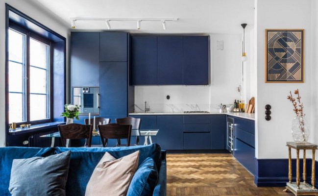 Угловая кухня с синими матовыми фасадами