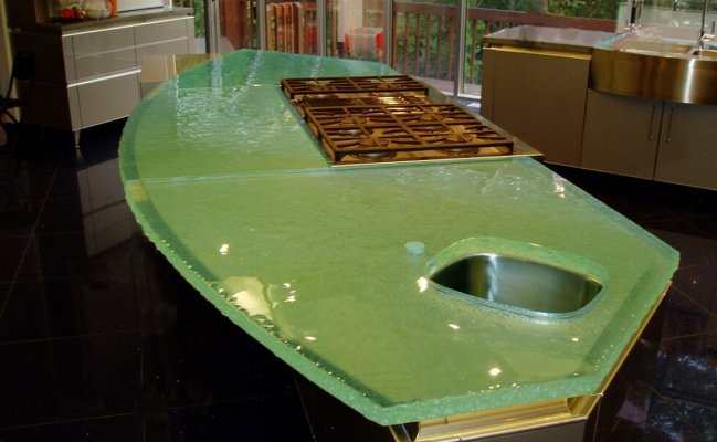 Кухня со стеклянной столешницей на острове