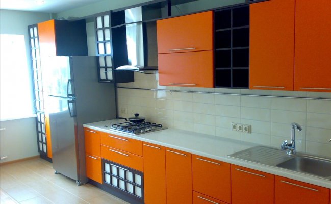 Кухня прямая с оранжевыми фасадами