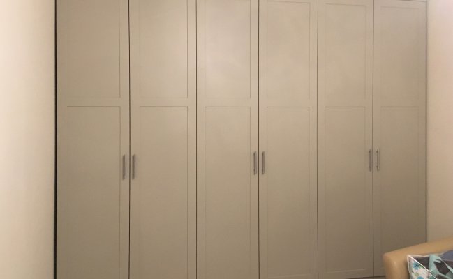 Классический распашной шкаф