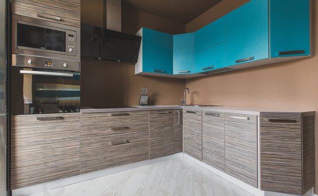 Угловая кухня с подвесными голубыми шкафами