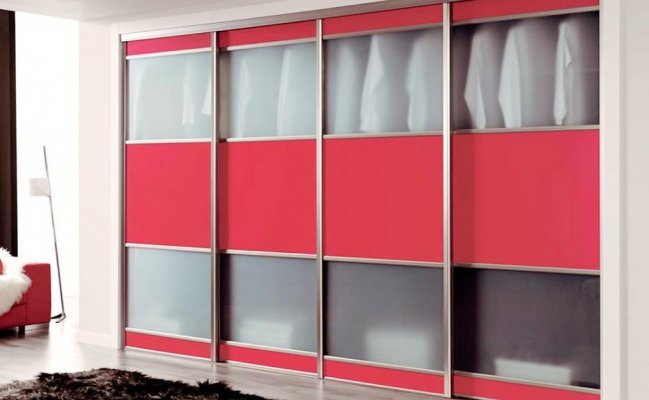 Шкаф-купе с стеклянными вставками на створках