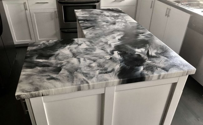 Кухня в черно-белом цвете с эпоксидной столешницей на острове