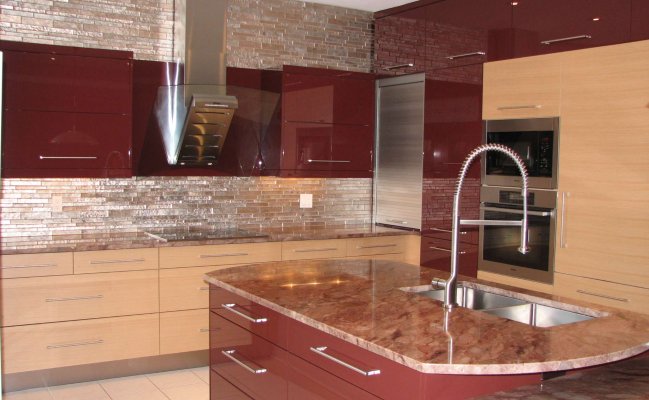 Большая кухня с фасадами бордового и бежевого цвета