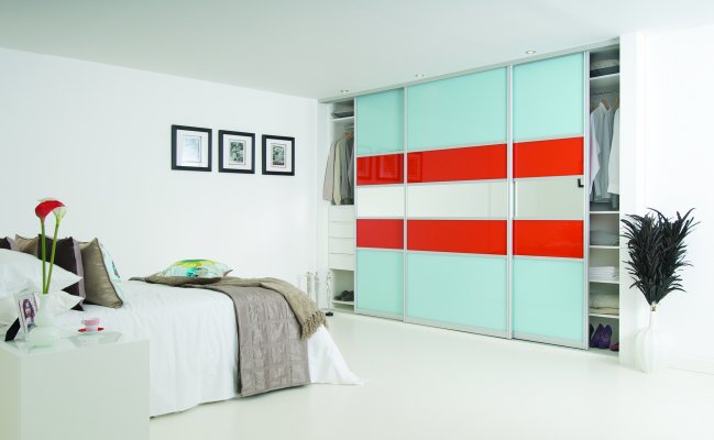 Встроенный шкаф-купе с красной полосой на фасаде