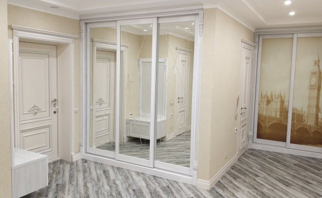 Встроенный классический шкаф с зеркалами