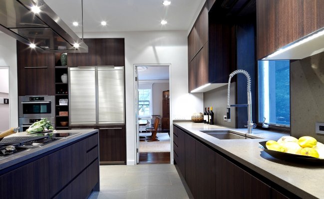 Большая прямая кухня цвета венге