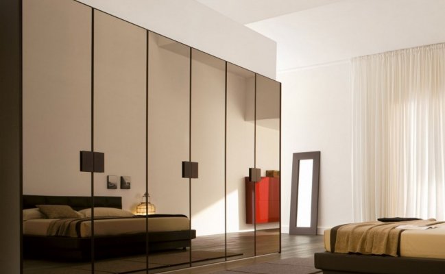 Зеркальный распашной шкаф