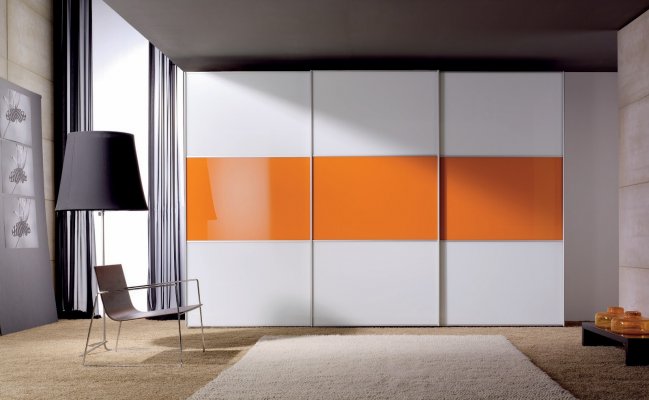 Шкаф с оранжевой полосой на фасаде