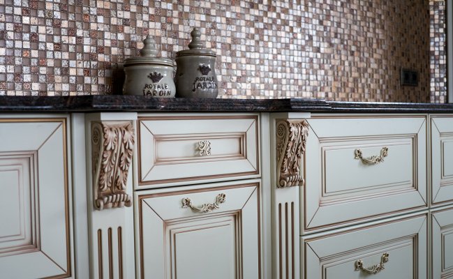 Кухня с фартуком мозайкой  в стиле барокко