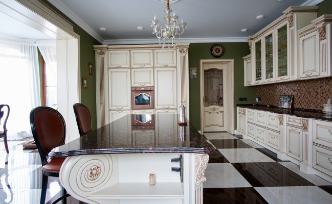 Кухня с фартуком мозайкой  в стиле барокко