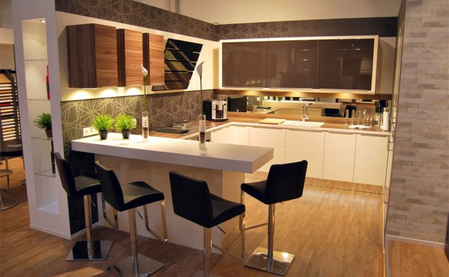 Кухня с барной стройкой