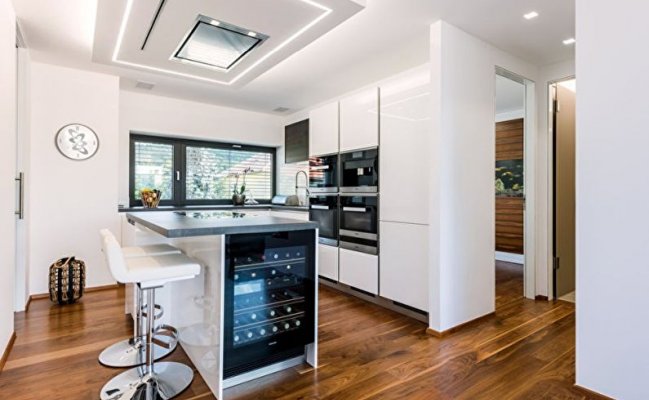 Белая кухня в стиле хай-тек с островом