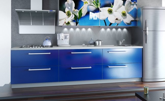 Кухня голубого цвета с фотопечатью на фасадах