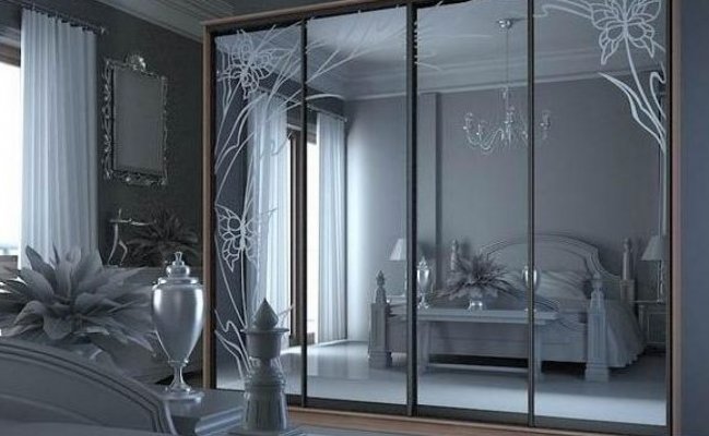 Шкаф-купе с зеркалами и небольшим орнаментом