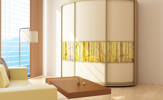 Светлый радиусный шкаф купе с фотопечатью