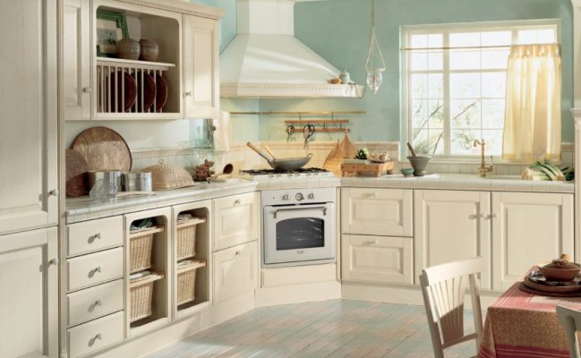 Угловая классическая кухня с открытыми стелажами