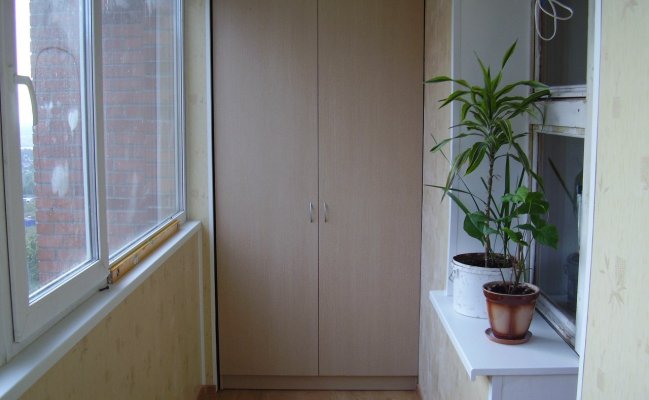 Встроенный распашной шкаф для утепленного балкона