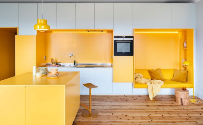 Высокая кухня в стиле минимализм с желто-белыми фасадами