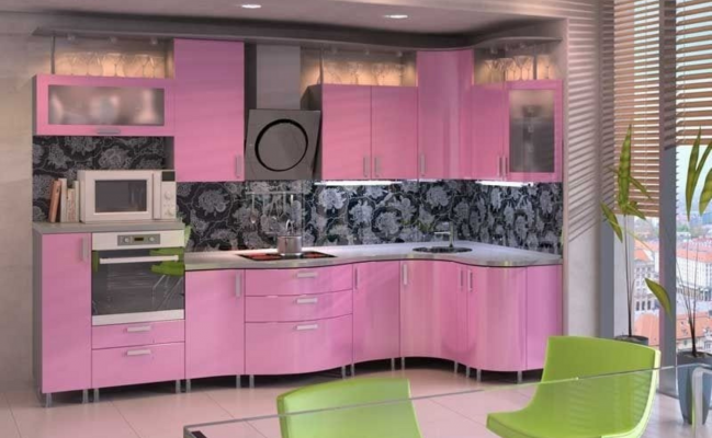 Кухня в розовом цвете с радиусными фасадами