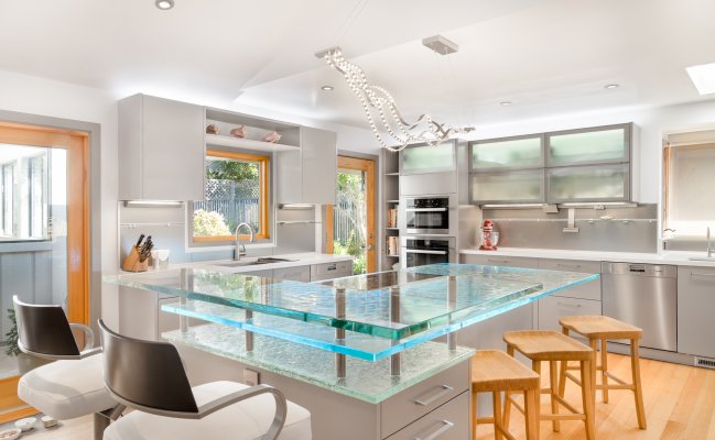 Угловая кухня с многоуровневой стеклянной столешницей на острове