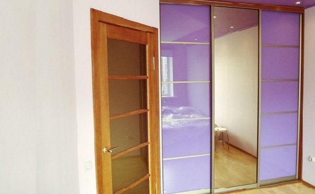 Встроенный шкаф с сиреневыми фасадами