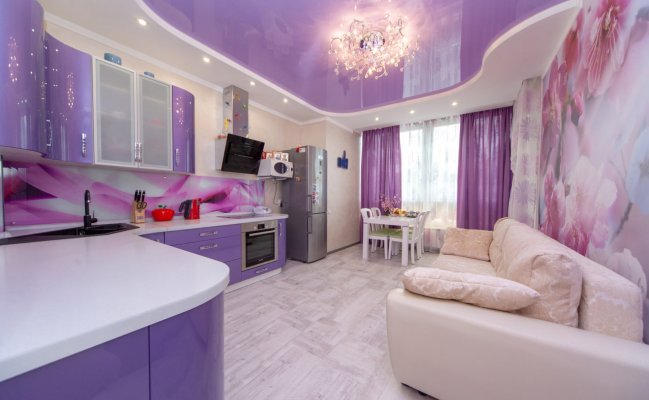Кухня угловая с сиреневыми глянцевыми фасадами