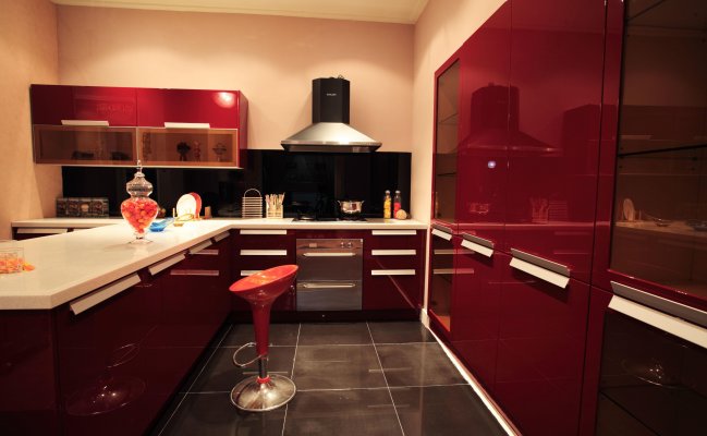 Кухня п-образная с глянцевыми фасадами бордового цвета