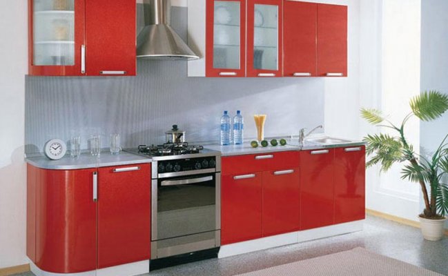 Небольшая прямая кухня в красном цвете 