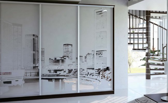 Шкаф-купе с пескоструйным рисунком на фасаде