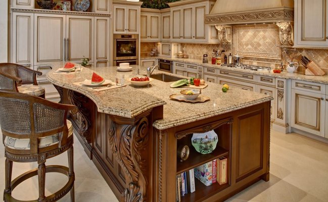Угловая кухня с фартуком из плитки стиль барокко