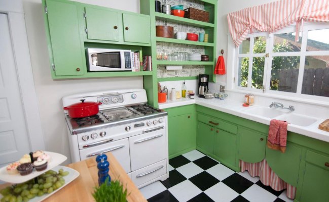 Кухня с открытыми стеллажами