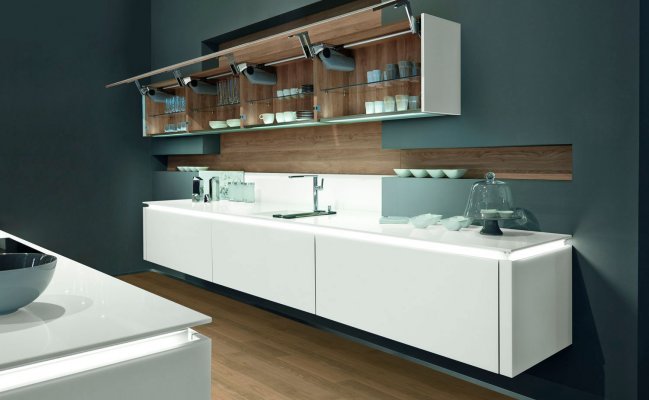 Навесная кухня с открытыми полками