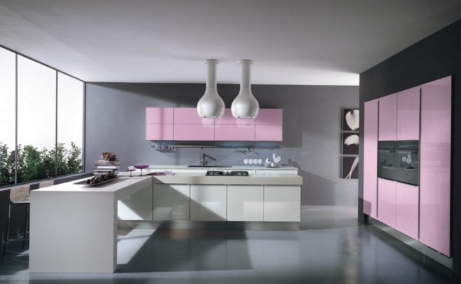 Кухня с светло розовыми глянцевыми фасадами