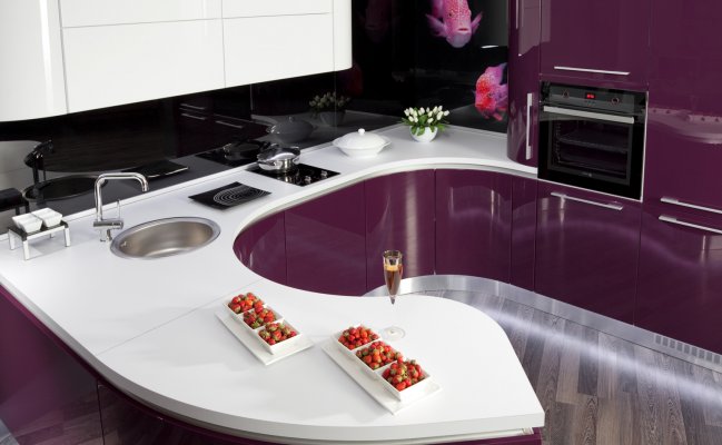 Кухня с радиусными фасадами и фартуком с фотопечатью