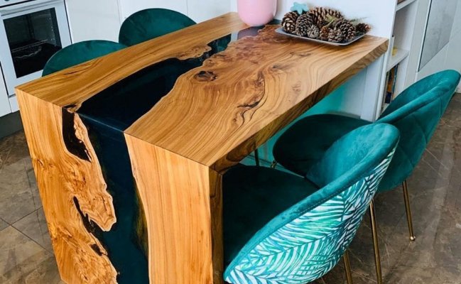 Белая кухня с деревянной барной стойкой