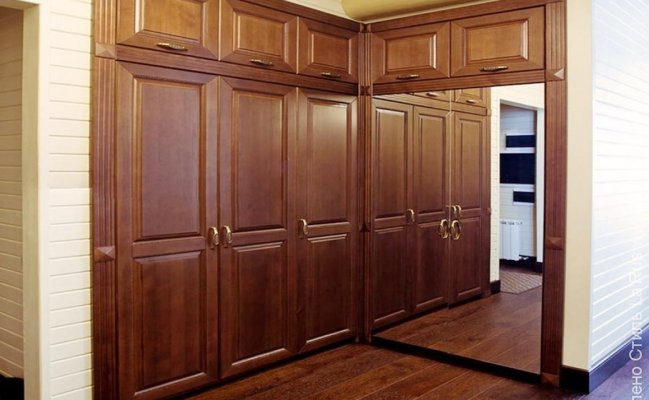 Встроенный распашной шкаф с зеркалом