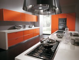 Купить Большая кухня с оранжевыми глянцевыми фасадами в каталоге Из пвх