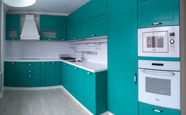 Угловая кухня с бирюзовыми фасадами