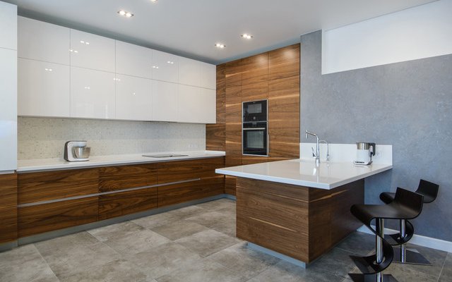 Угловая кухня с комбинированными фасадами 