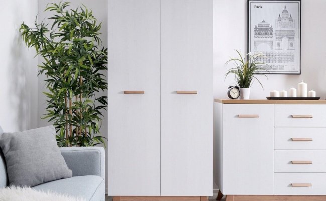 Небольшой распашной шкаф в стиле сканди 