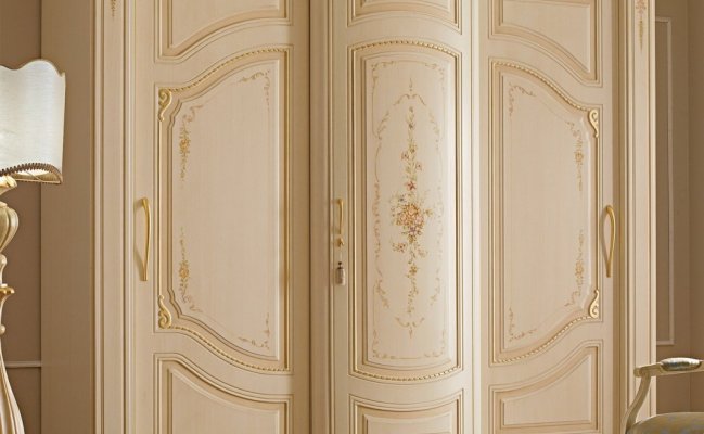 Шкаф прямой светлый с патиной