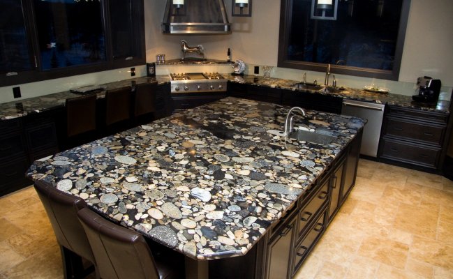 Большая угловая кухня без навесных шкафов