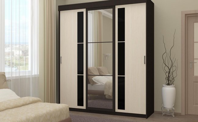 Распашной шкаф-купе с зеркалом