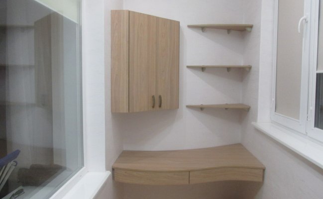 Навесной шкаф с полками для балкона