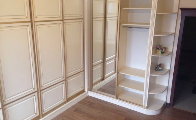 Угловой шкаф купе с патиной