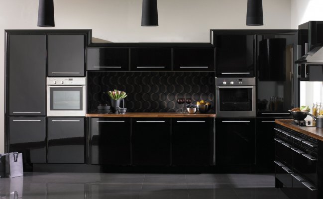 Глянцевая угловая кухня с деревянной столешницей