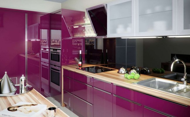 Угловая кухня с глянцевыми и стеклянными фасадами 