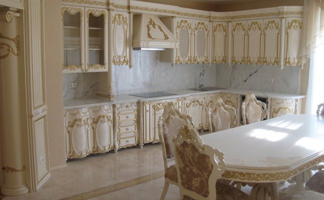 Кухня с лепниной по периметру